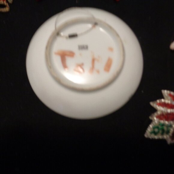 JUNK DRAWER VINTAGE CHRISTMAS DOLL HOLDERS JEWELRY BEADS ETC. LOT - Picture 3 of 10